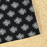 Crêpe imprimé médaillon de fleurs grises fond noir