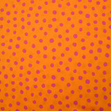 Crêpe satin de polyester imprimé à pois roses fond orange