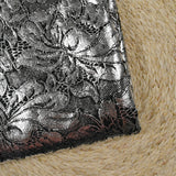 Dentelle festonnée impression argentée fond noir