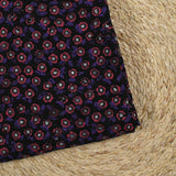 Dentelle festonnée imprimée fleurs rouge et violette fond noir