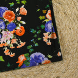 Maille de viscose satinée imprimée fleurs de nuit pêche et bleu fond noir