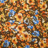 Mousseline crinkle satinée tableau de fleurs jaunes et bleues fond marron
