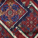 Mousseline imprimée bande satin moulures en carré fond bordeaux