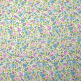 Piqué de coton imprimé les fleurs de Sarah bleu et violet fond blanc