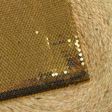 Sequins dorés sur mousseline