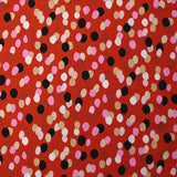 Viscose imprimée confettis noir, rose et beige fond rouge