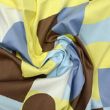 Satin de coton imprimé géométrie en folie ciel et marron