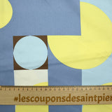 Satin de coton imprimé géométrie en folie ciel et marron