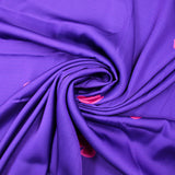 Polyester satiné imprimé fleurs roses fond violet