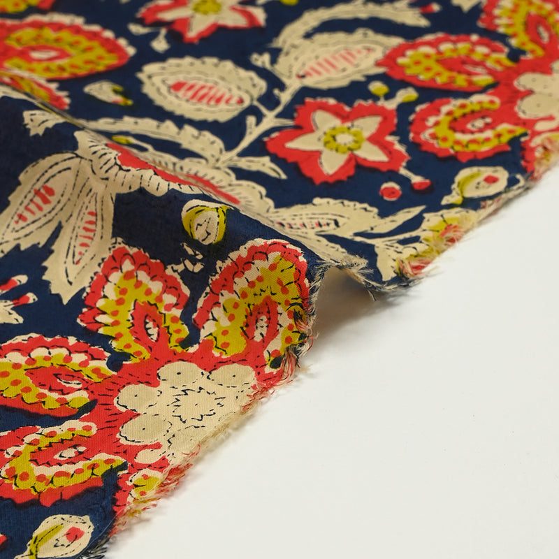 Coton indien imprimé Nandi beige, rouge et jaune fond bleu foncé