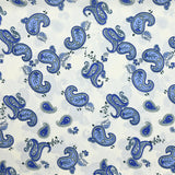 Crêpe de polyester imprimé cachemire bleu fond blanc cassé