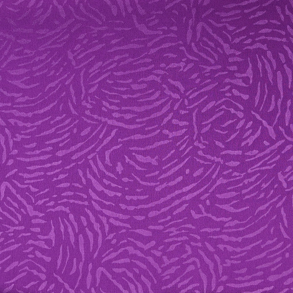 Crêpe satin de polyester magnolia fond violet pourpre