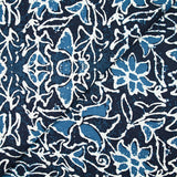 Coton indien imprimé scarabée et fleur contour blanc fond bleu