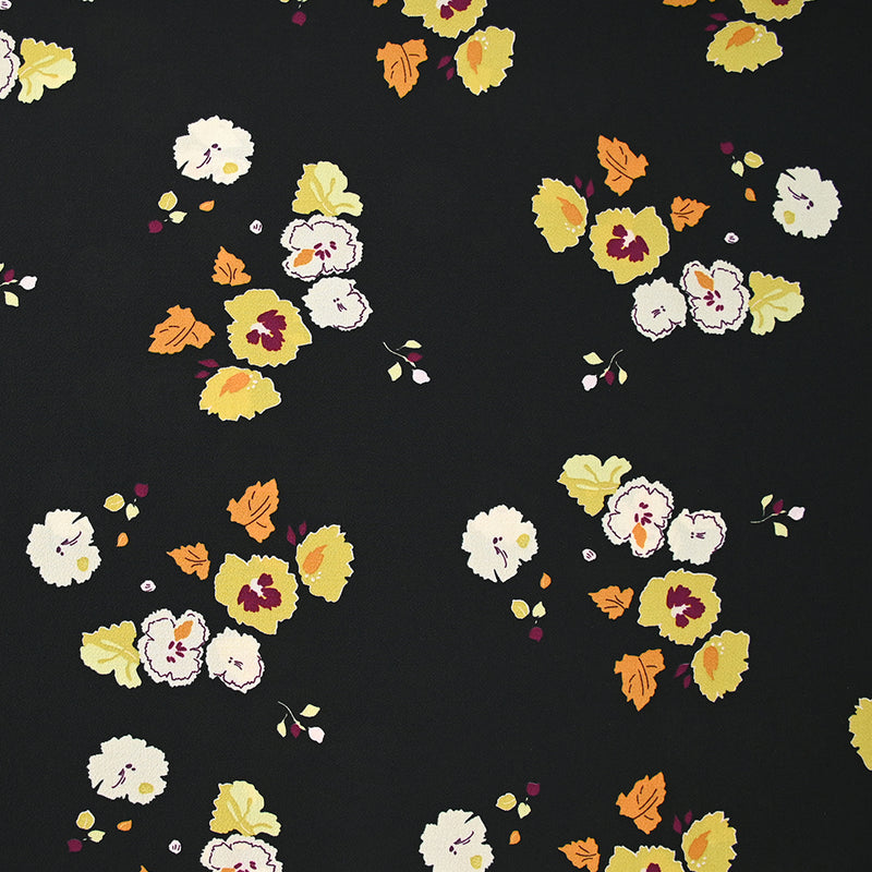 Crêpe polyester imprimé pétales pourpre et anis fond noir