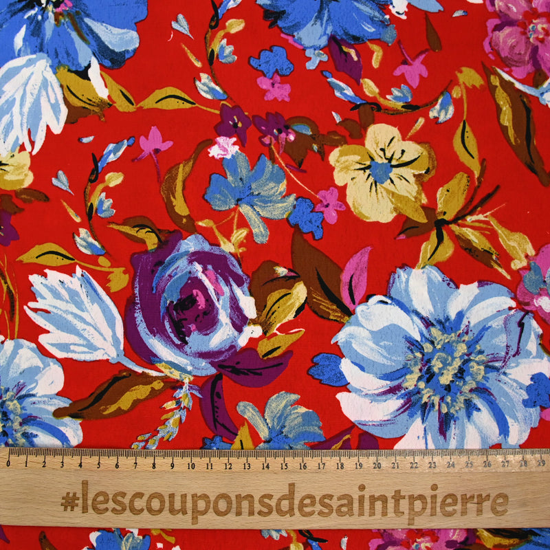 Crépon polyester jolie pivoine bleu fond rouge