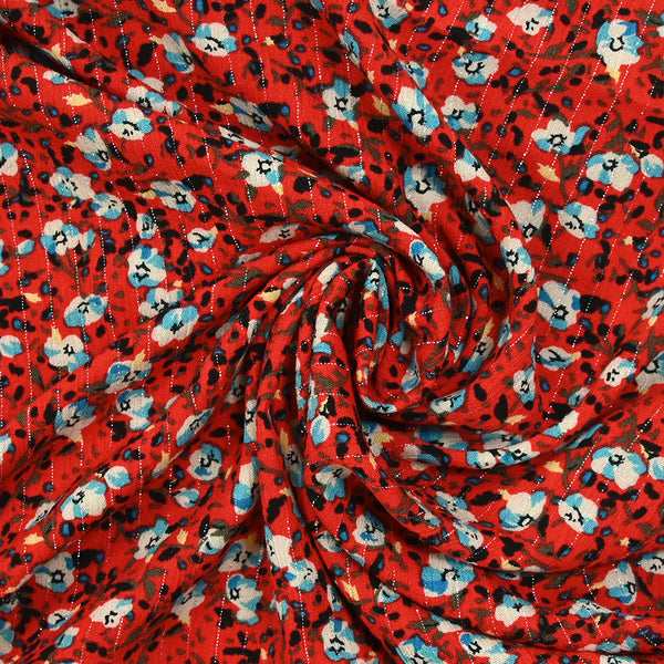 Crépon viscose lurex fleurs bleu et blanc fond rouge