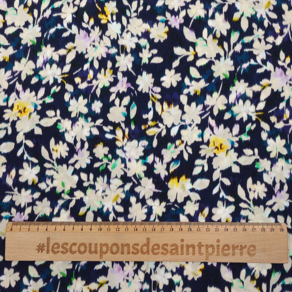 Crêpe viscose imprimé floral flou fond marine