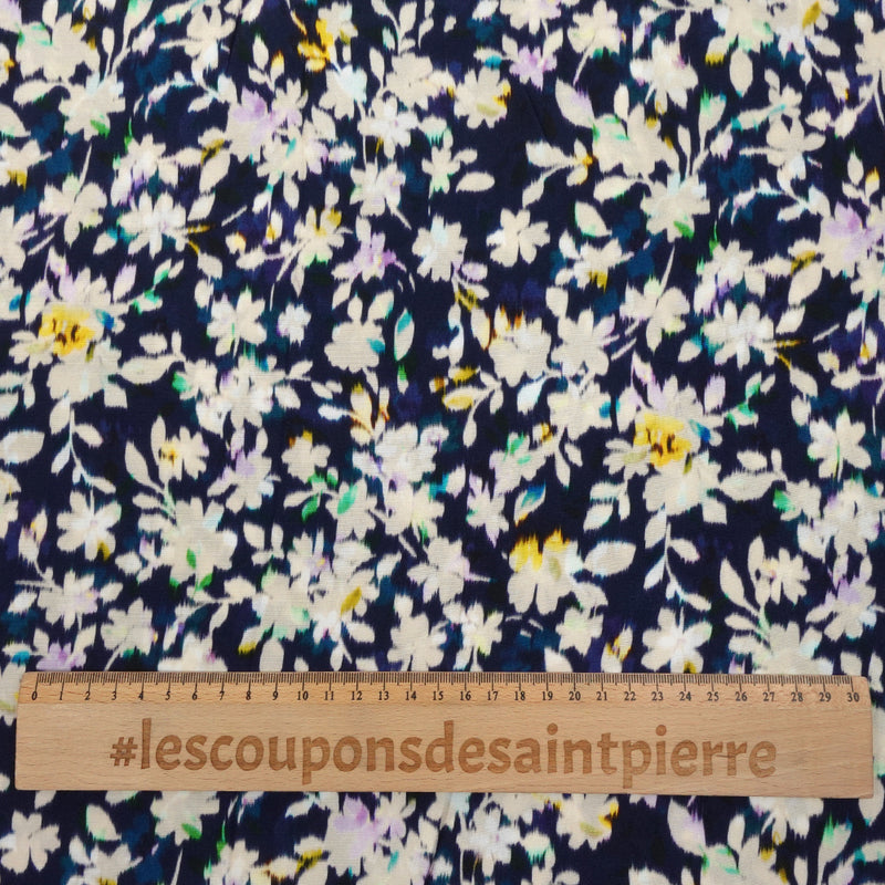 Crêpe viscose imprimé floral flou fond marine