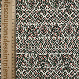 Twill de viscose imprimé tête de tigre vert et rose fond blanc cassé