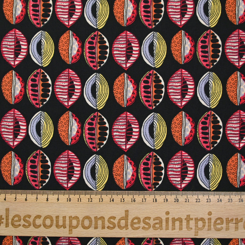 Polyester imprimé graines de bisous fond noir