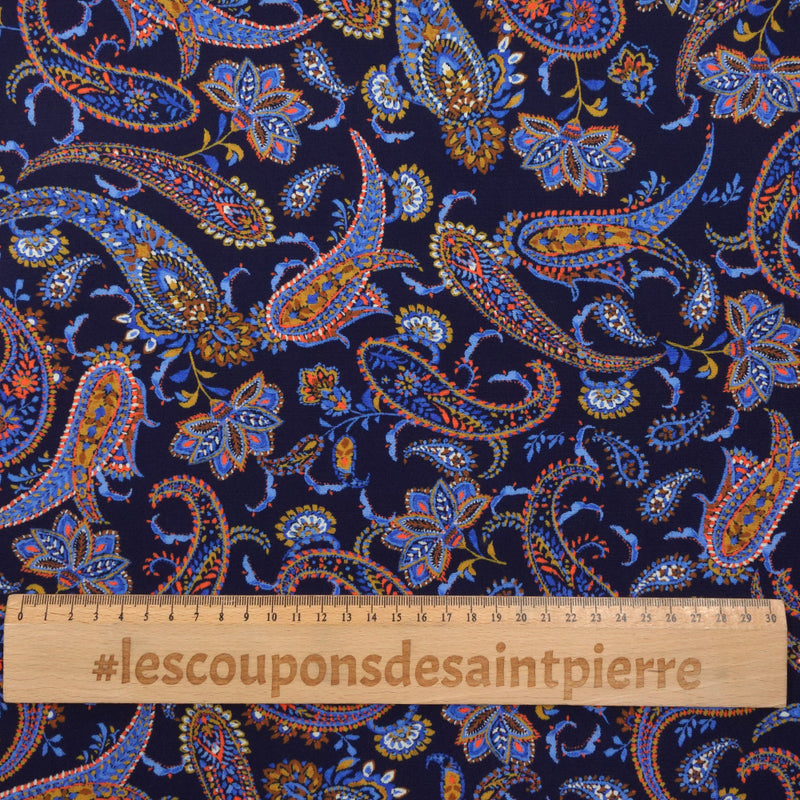 Crêpe viscose imprimé cachemire bleu et ocre sur fond marine