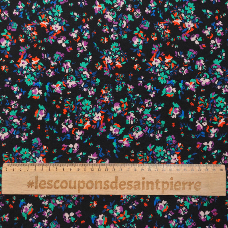 Crêpe viscose imprimé fleurs éclatantes vertes et orange fond noir