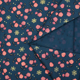 Popeline de coton imprimée roses corail et flocons dorés fond bleu acier