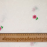 Bordado ingles bordado flores rosa fondo blanco