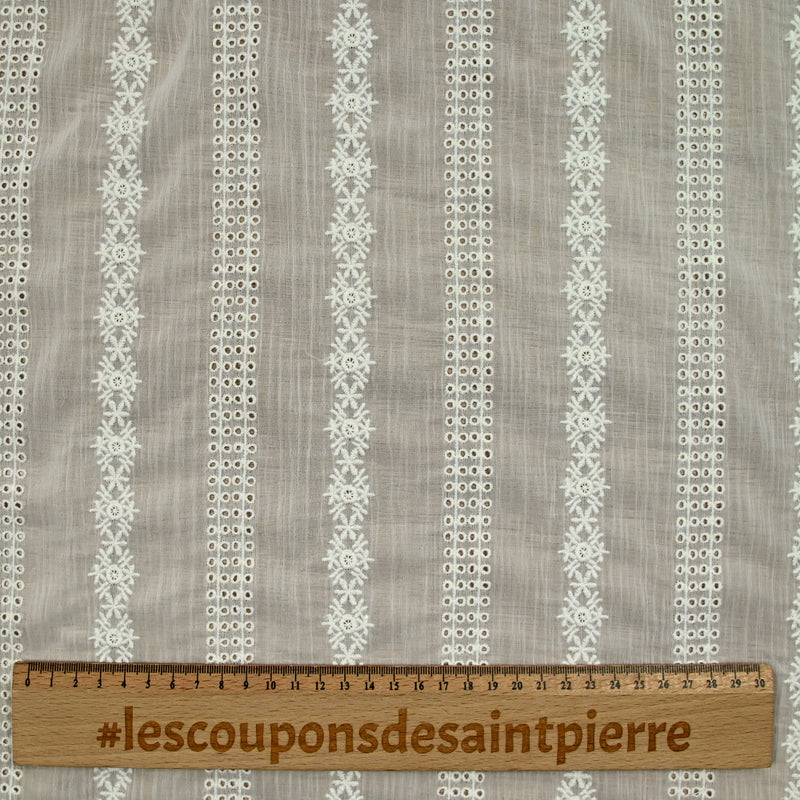 Muslin de arrugada abierta y blanco bordado bordado