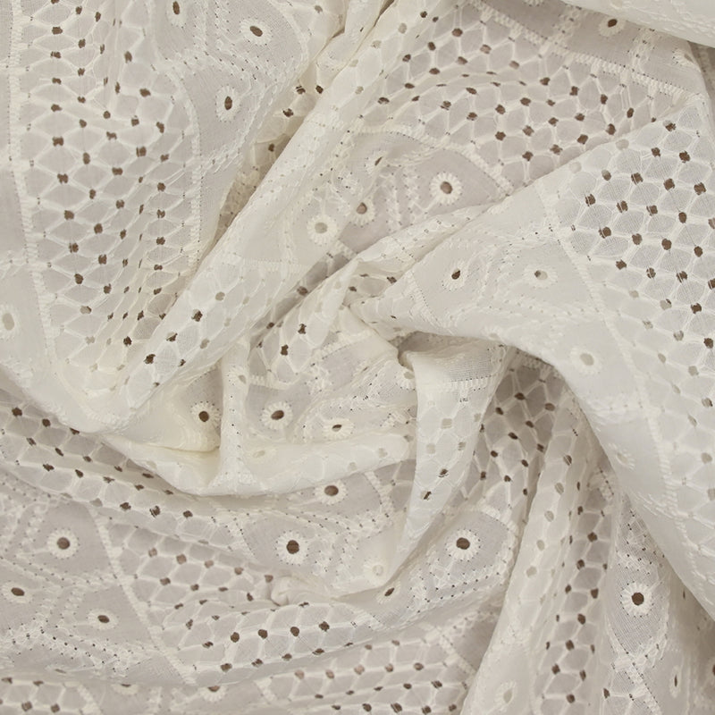 Broderie anglaise festonnée Carola fond blanc cassé