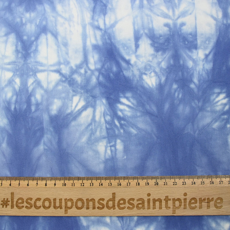 Sergé de coton élasthanne tie & dye bleu ciel