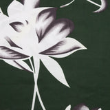 Satin sergé polyester imprimé fleurs blanches et violettes fond vert bouteille