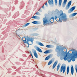 Twill polyester imprimé frise florale rose et bleu fond blanc cassé