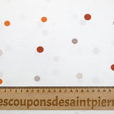 Fondo blanco de algodón estampado de guisante de naranja
