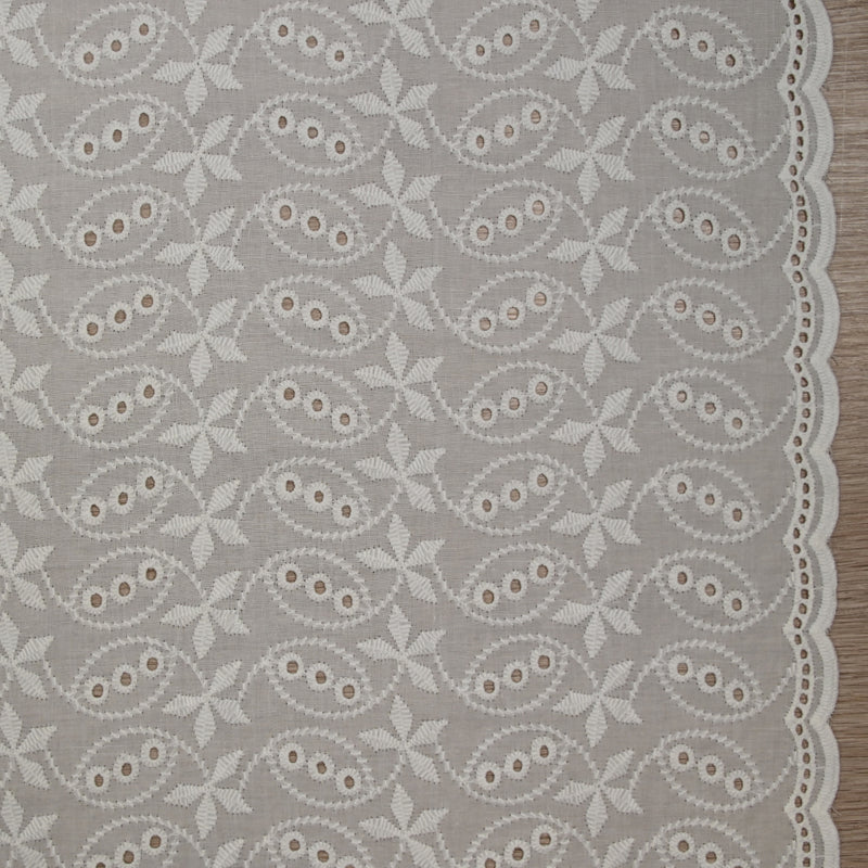 Broderie anglaise festonnée Aldabra fond blanc cassé