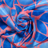 Crêpe satin lourd polyester imprimé laurier bleu fond rose