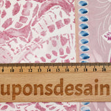 Twill polyester imprimé frise florale rose et bleu fond blanc cassé