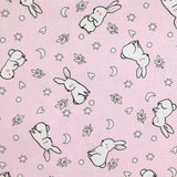 Piqué de coton imprimé jeune lapin fond rose clair