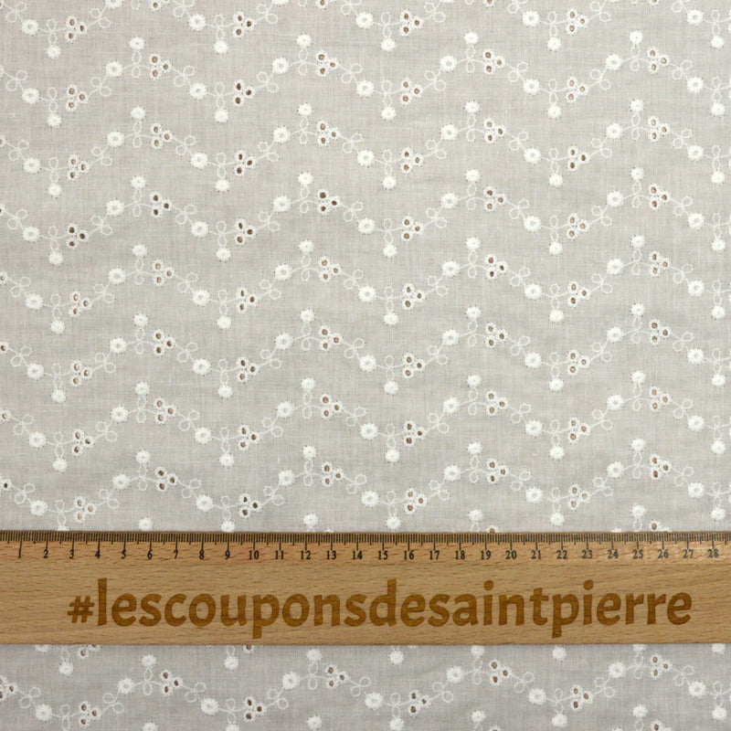 Broderie anglaise saison chaude fond blanc cassé