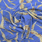 Crêpe de polyester imprimé vol du flamant fond bleu clair