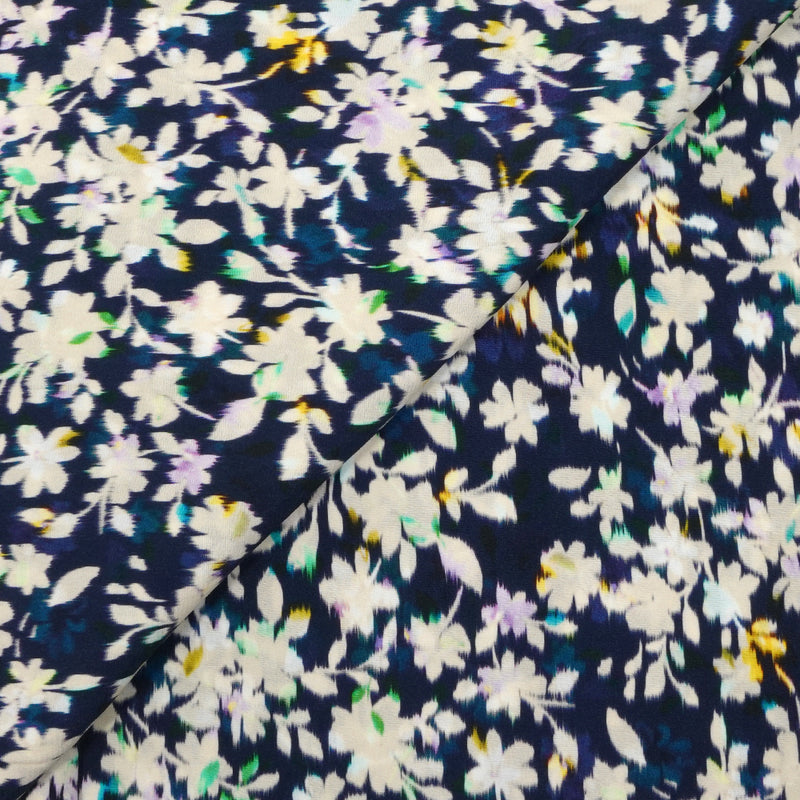 Crêpe viscose imprimé floral flou fond marine