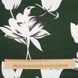 Satin sergé polyester imprimé fleurs blanches et violettes fond vert bouteille