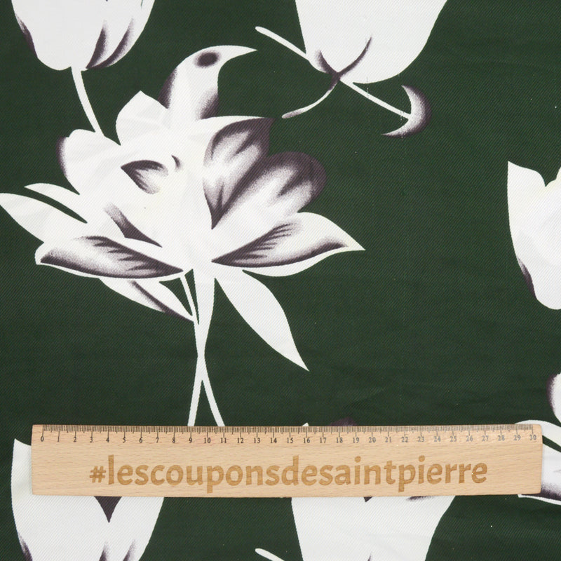 Satin sergé polyester imprimé fleurs blanches et violettes fond vert bouteille