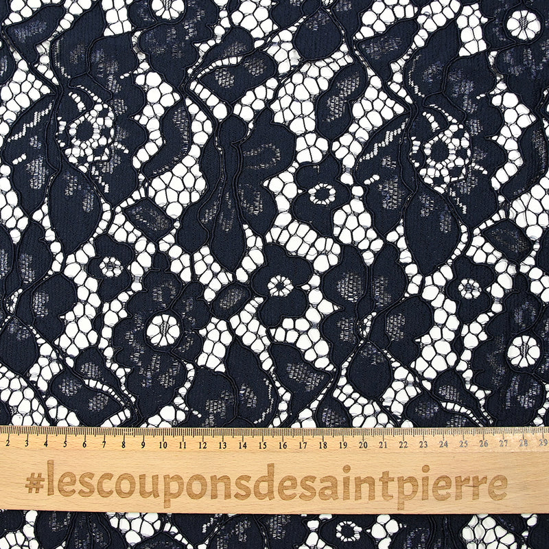 Dentelle florale bleu marine festonnée