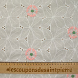 Broderie anglaise rebrodée de fleurs rose fond blanc cassé