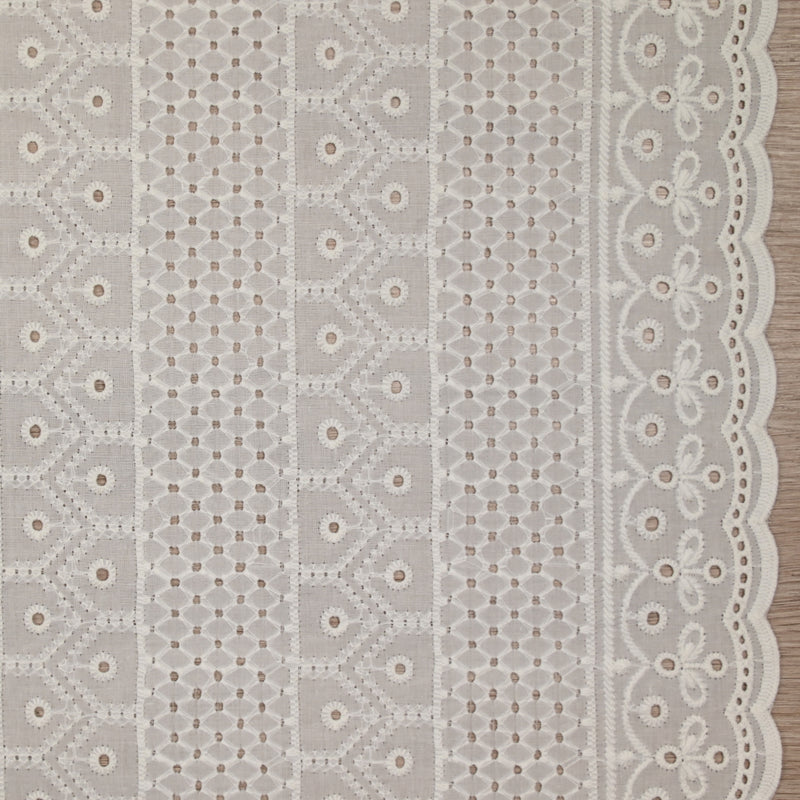 Broderie anglaise festonnée Carola fond blanc cassé