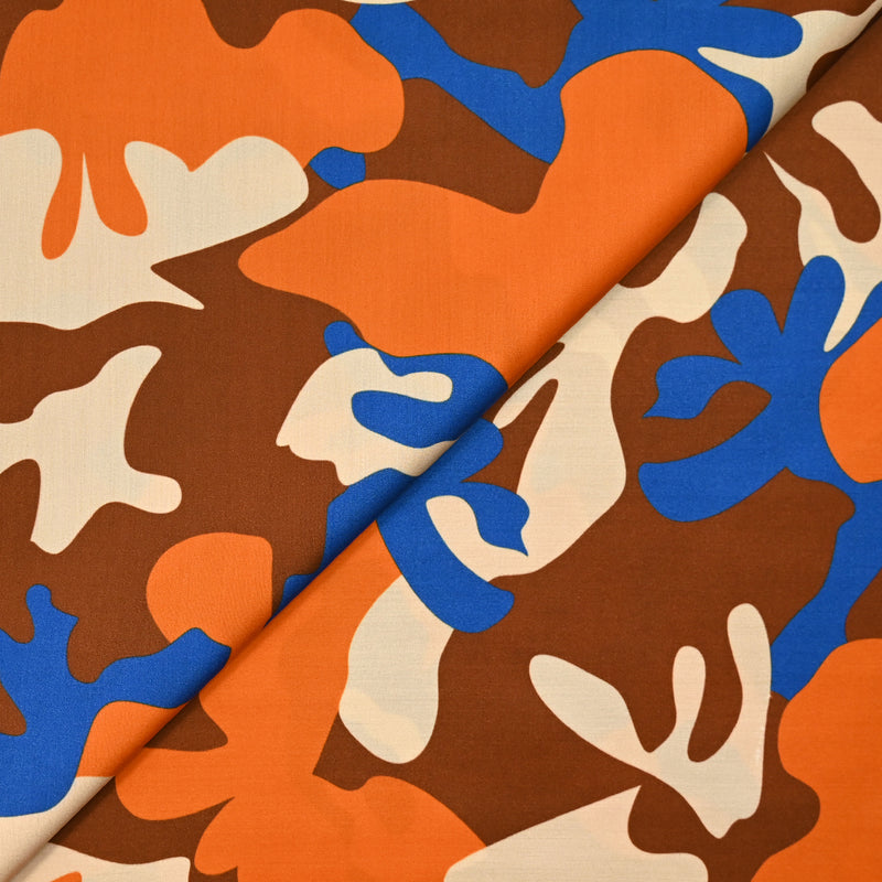 Satin de viscose imprimé camouflage orange et bleu