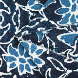 Coton indien imprimé scarabée et fleur contour blanc fond bleu