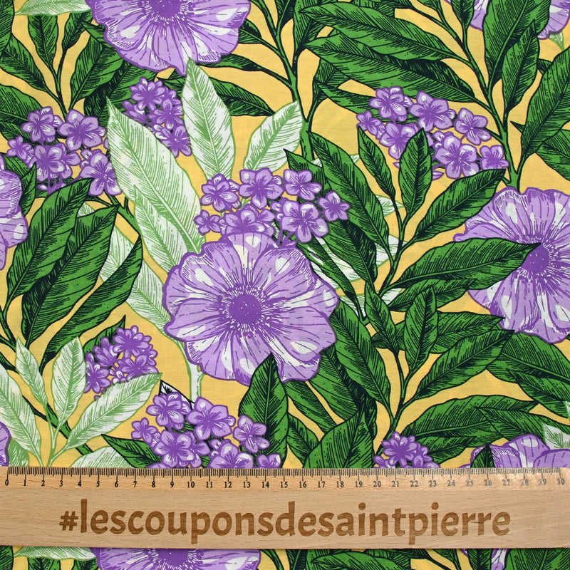 Viscose imprimée légère fleurs violettes et feuillage fond jaune