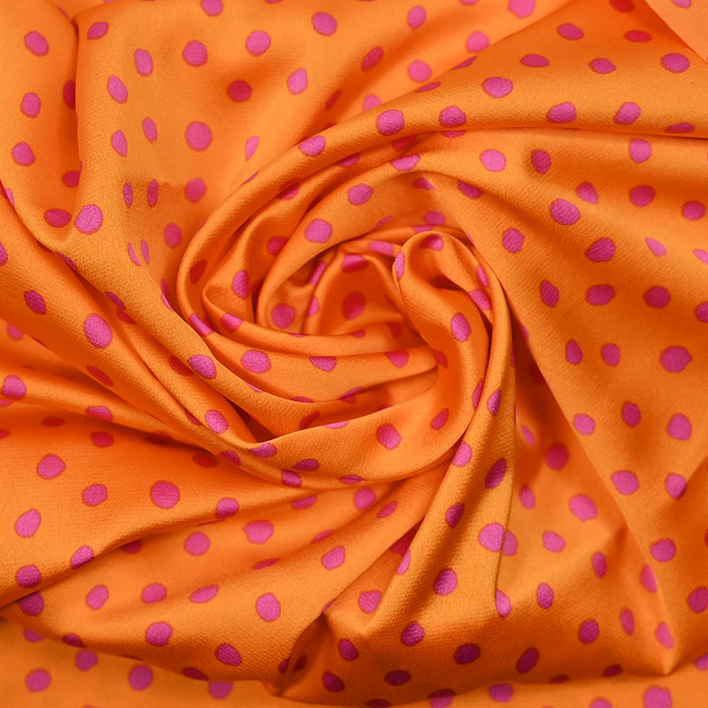 Crêpe satin polyester imprimé pois fuchsia fond orange